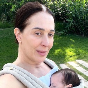 Claudia Raia exibiu beleza natural durante passeio com filho mais novo