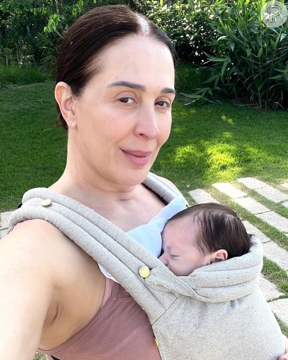 Claudia Raia exibiu beleza natural durante passeio com filho mais novo
