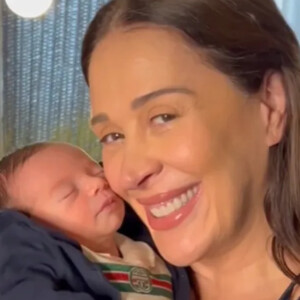 Claudia Raia mostrou filho usando roupa de grife durante soneca de Luca