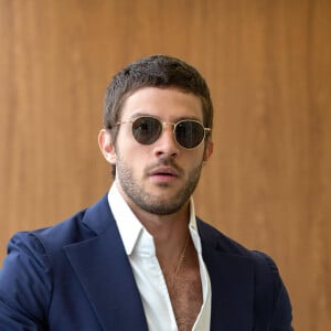 Ari (Chay Suede) vai se chocar quando descobrir que foi acusado por Chiara (Jade Picon) sobre o atentado a Guerra (Humberto Martins), na novela 'Travessia': 'Me detonou, hein?'