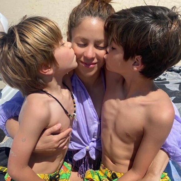 Shakira e os dois filhos, Milan e Sasha, moram em Miami após mudança de Barcelona