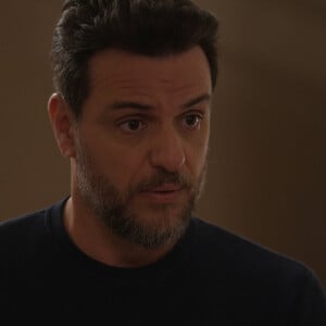 Mecânico lembra que Moretti (Rodrigo Lombardi) lhe prometeu uma boa quantia em dinheiro na novela 'Travessia'