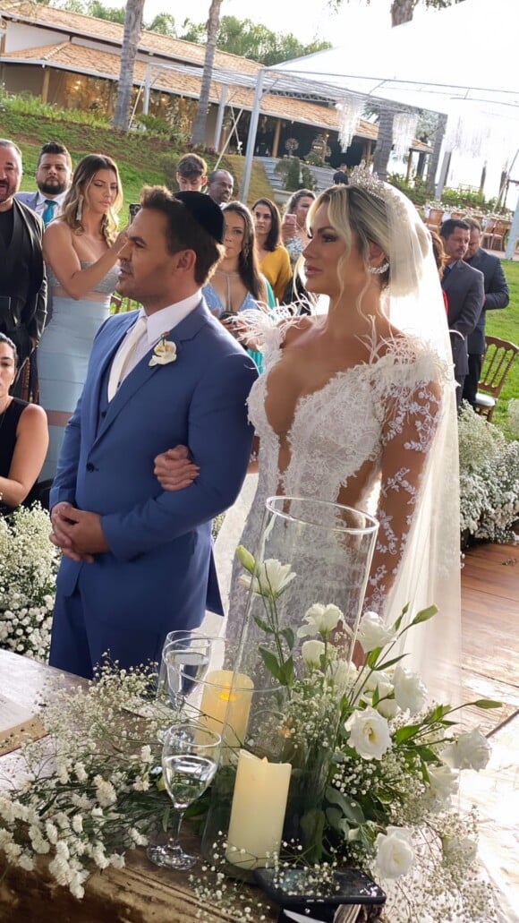 Eduardo Costa e Mariana Polastreli se casaram no imóvel do cantor