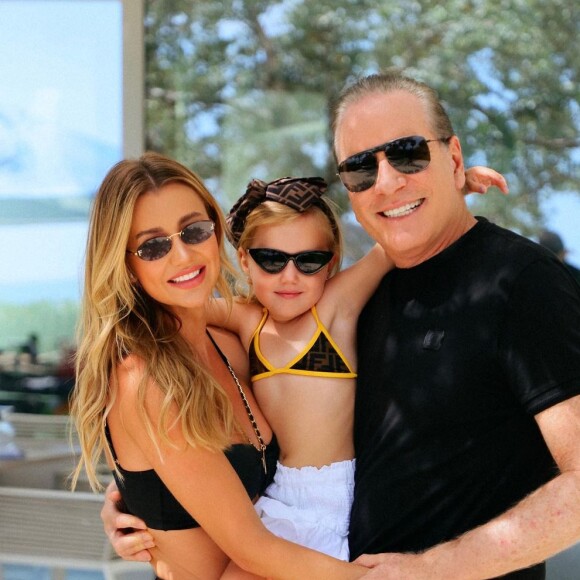 Ana Paula Siebert e o marido, Roberto Justus, viajaram com a filha
