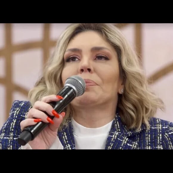 Simony se emocionou ao revelar reação com diagnóstico de câncer no intestino