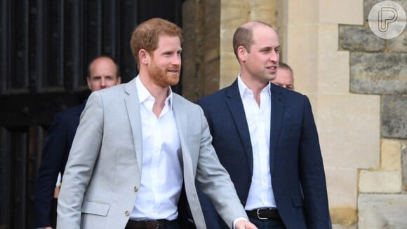 Príncipe William e Príncipe Harry já não conversam mais diretamente e trocam apenas recados através de outros membros da monarquia