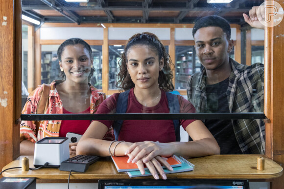 Amiga de Yuri (Jean Paulo Campos), Jenifer (Bella Campos) participa de um acampamento na universidade para protestar contra casos de racismo no local, na novela 'Vai na Fé'