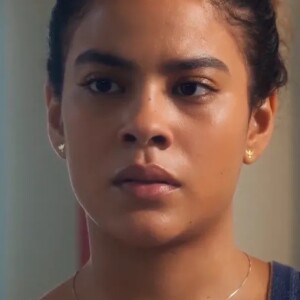 Jenifer (Bella Campos) fica assustada ao ver Otávio/Tatá (Gabriel Contente) tirar a blusa, na novela 'Vai na Fé'