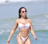 Mulher Melão exibiu barriga tanquinho em dia de praia