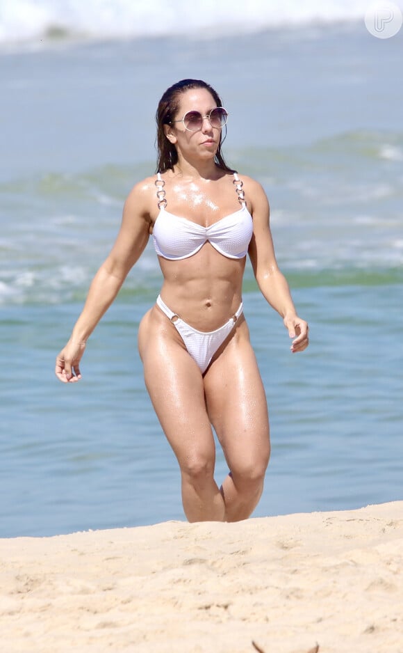 Mulher Melão exibiu barriga tanquinho em dia de praia