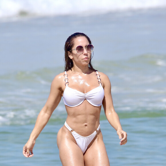 Mulher Melão exibiu barriga tanquinho em dia de praia