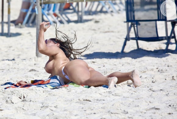Topless! Mulher Melão exibiu seios em dia de praia