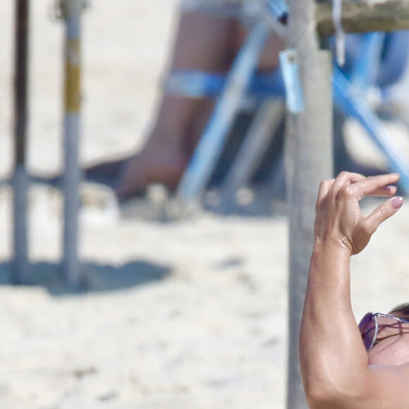 Topless! Mulher Melão exibiu seios em dia de praia