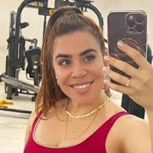 Naiara Azevedo ostentou cinturinha em look mega colado