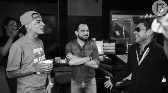 Zezé Di Camargo & Luciano conversam com MC Guimê durante clipe
