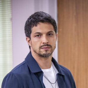 Oto (Romulo Estrela) admite estar confuso sobre Brisa (Lucy Alves) e Bia (Clara Buarque) na penúltima semana da novela 'Travessia'