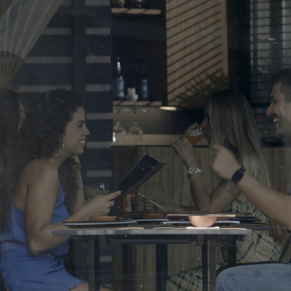 Bia (Clara Buarque) decide abrir mão de Oto (Romulo Estrela) na penúltima semana da novela 'Travessia'