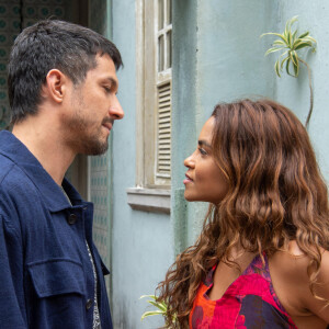 Bia (Clara Buarque) acaba dando uma ajuda para reaproximar Oto (Romulo Estrela) de Brisa (Lucy Alves) na penúltima semana da novela 'Travessia'