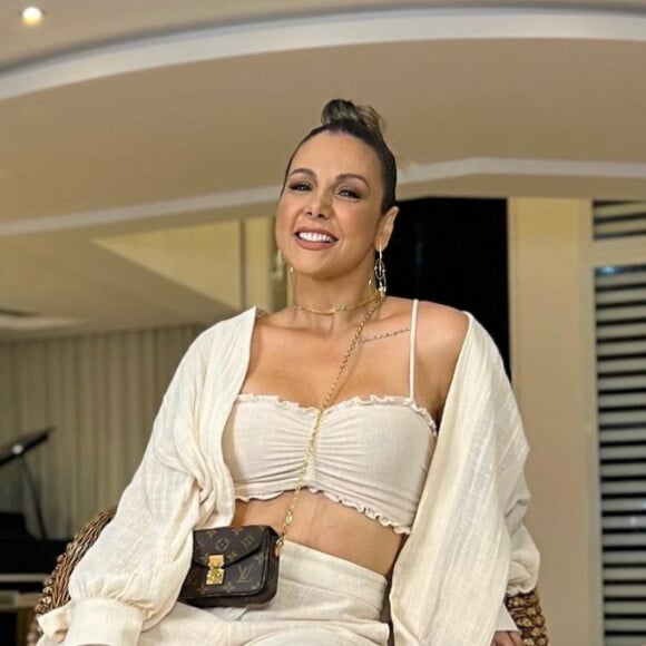 Carla Perez anunciou a morte do tio neste sábado (22)