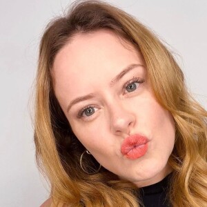 Mariana Bridi adotou um visual mais loiro em recente transformação