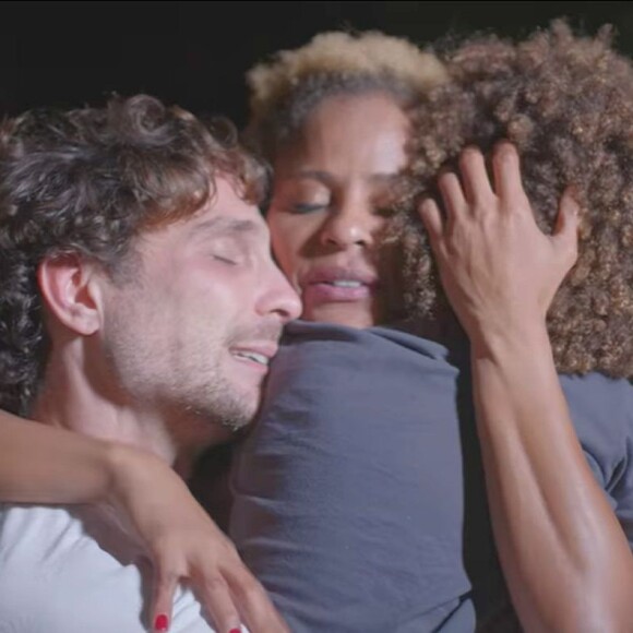 Aline Wirley foi recebida com muitos beijos e abraços por Igor Rickli e pelo filho do casal, Antônio