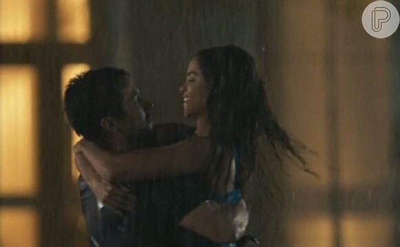 Brisa (Lucy Alves) dançou na chuva diante do hospital onde foi internado o filho, Tonho (Vicente Alvite), na novela 'Travessia'