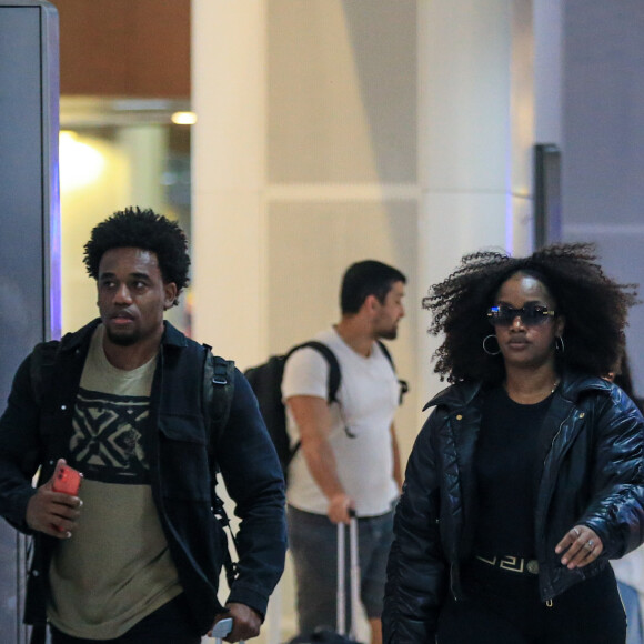 Iza é dona de cabelos crespos e redescobriu os fios naturais após passar por um processo de transição capilar