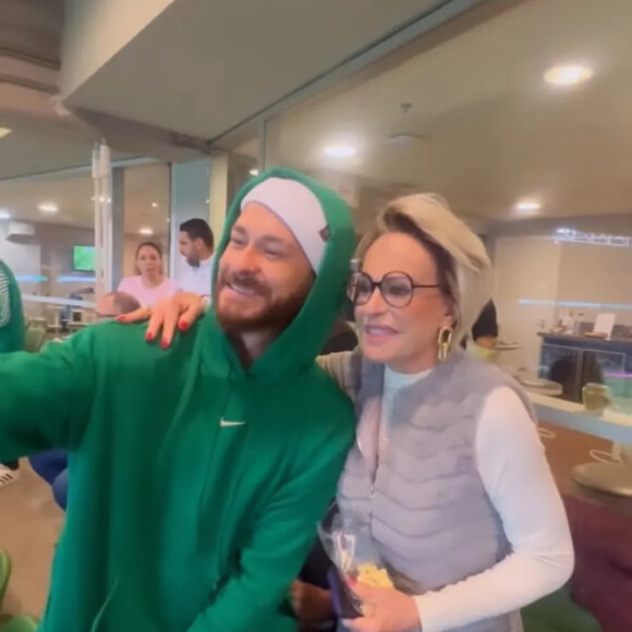 Ana Maria Braga ainda posou ao lado de Fred Bruno no estádio