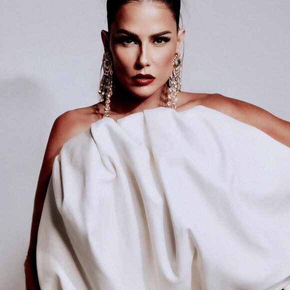 Deborah Secco ostentou com seu look poderoso