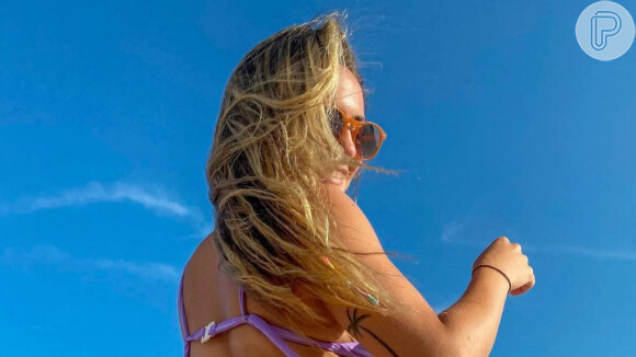 Filha de Heloísa Périssé, Luisa Périssé compartilhou foto de biquíni na praia para divulgar peça