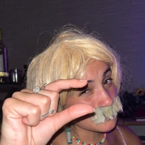 Filha de Heloísa Périssé, Luisa Périssé é neta de Chico Anysio, e na foto faz homenagem ao avô