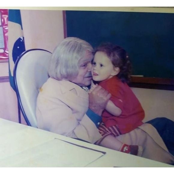 Filha de Heloísa Périssé, Luisa Périssé em foto de criança com o avô Chico Anysio