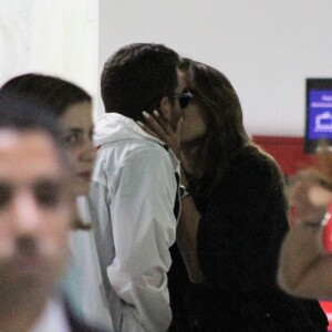 Rafa Kalimann namora Antonio Bernardo Palheiros e casal já foi visto aos beijos em aeroporto