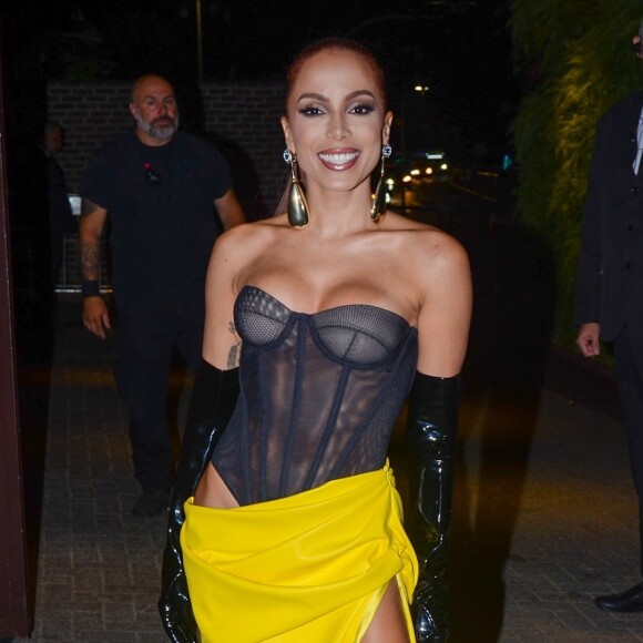 Anitta disse que está amando ficar solteira