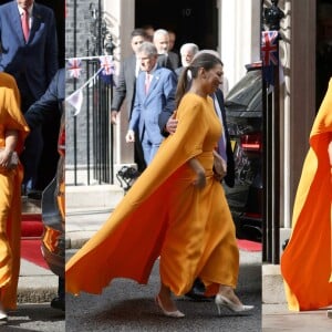 Janja escolhe vestido laranja com capa em evento com Lula na Inglaterra antes da coroação de Rei Charles III