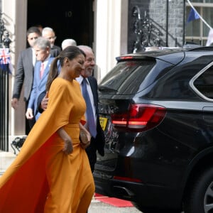 Primeira-dama do Brasil, Janja combinou vestido laranja com scarpin branco