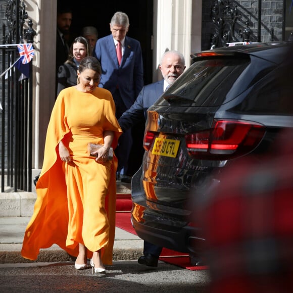 Janja combinou vestido laranja com clutch marmorizada a salto scarpin branco