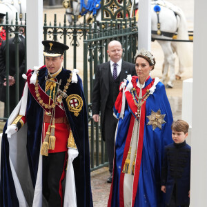 Kate Middleton usou uma capa azul sobre o vestido de crepe de seda marfim na coroação de Rei Charles III