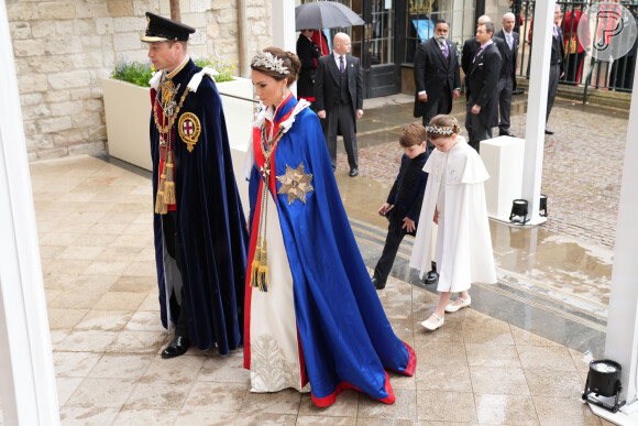 Look de Kate Middleton para coroação de Rei Charles III reunia barras de prata e bordados de linha com desenhos de rosa, cardo, narciso e trevo