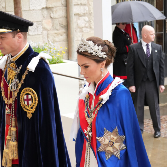 Look de Kate Middleton para coroação de Rei Charles III reunia barras de prata e bordados de linha com desenhos de rosa, cardo, narciso e trevo