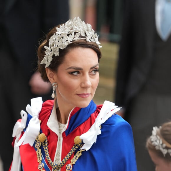 Kate Middleton usou ainda coroa de diamantes com barras de prata, cristal e fios de prata bordados com folhas tridimensionais