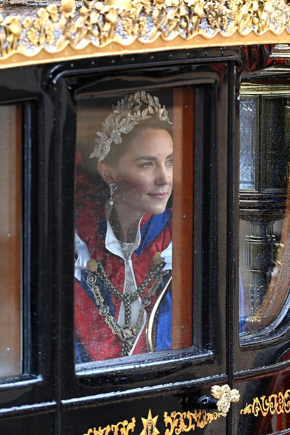 Kate Middleton fez ainda homenagem a Lady Di e à rainha Elizabeth II na coroação de Rei Charles III