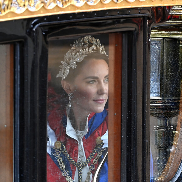 Kate Middleton fez ainda homenagem a Lady Di e à rainha Elizabeth II na coroação de Rei Charles III