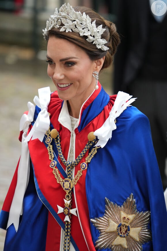 Kate Middleton deixou o cabelo preso e usou uma espécie de coroa, chamada de headpiece