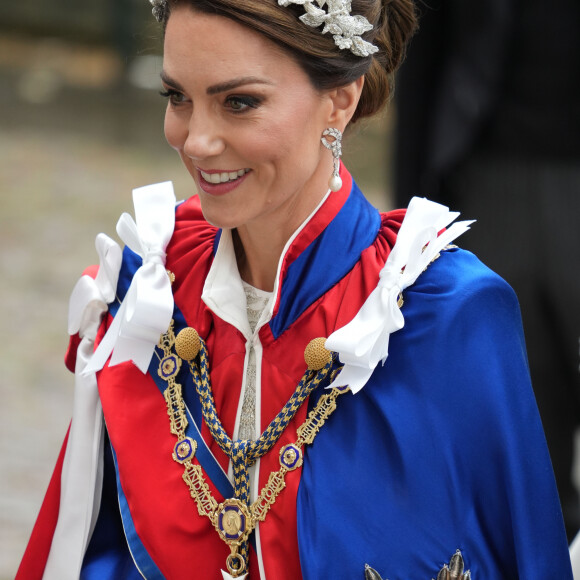 Kate Middleton deixou o cabelo preso e usou uma espécie de coroa, chamada de headpiece