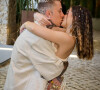 Mel Maia e o namorado, MC Daniel, trocaram beijos apaixonados na festa de aniversário da atriz