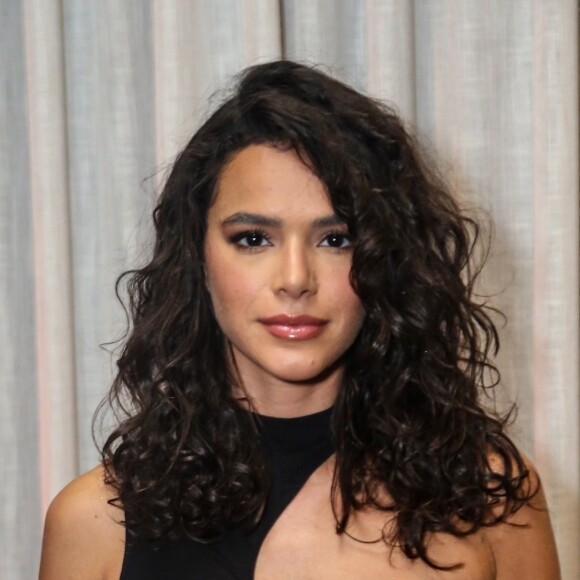 Bruna Marquezine usou look sensual cheio de recortes estratégicos