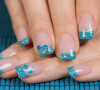 Glitter azul com esmalte clarinho deixa essa nail art criativa