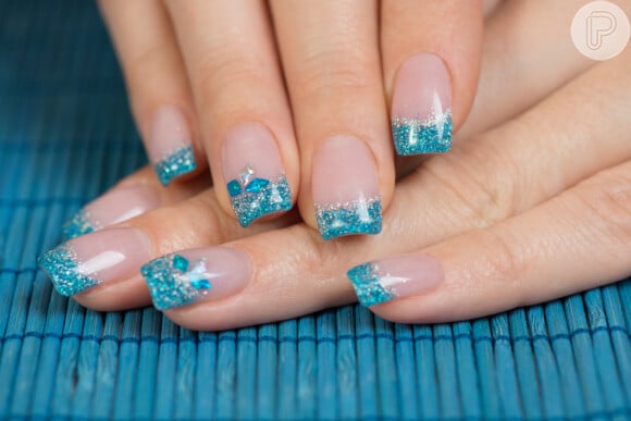 Glitter azul com esmalte clarinho deixa essa nail art criativa