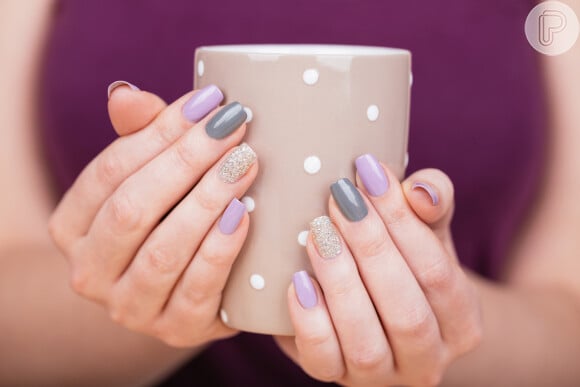 Unhas decoradas com glitter e tons pastéis: que tal essa versão com lilás e verde?